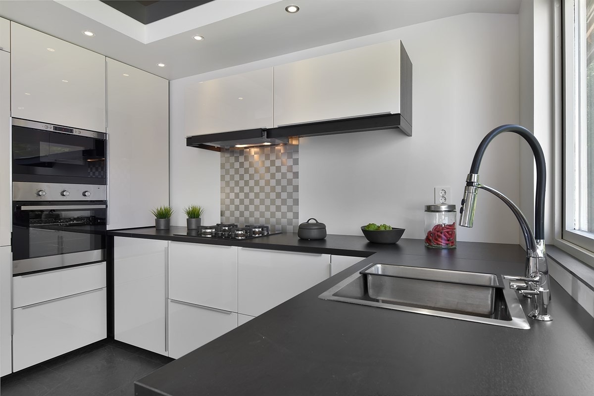 Helt nytt lekkert kjøkken med belysning inne i skuffene. Galleribilde