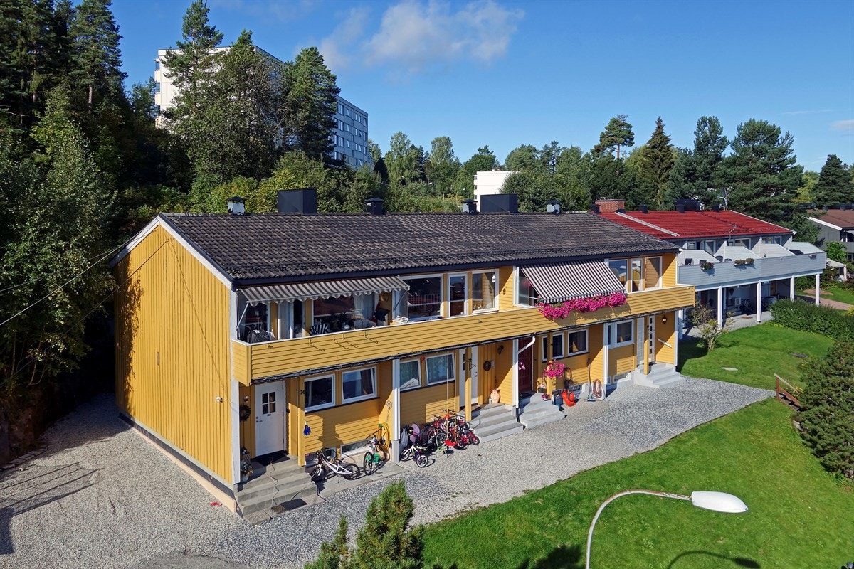 Området gir mulighet for offentlig kommunikasjon via buss, hvorav nærmeste holdeplass er Hedensrud og ligger ca. 100 meter fra boligen. Ved å benytte bil tar det ca. 5 min til Strømsø, 8 min til Gulskogen, 14 min til Liertoppen, 33 min til Oslo S. Galleribilde