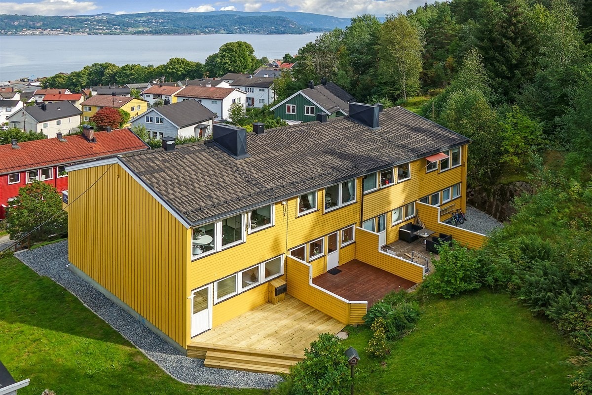 På baksiden er det bygd en stor terrasse med kveldssol som vender ut mot idyllisk skogsområde. Det er parkering på egen tomt med plass for 2 biler etter hverandre. Galleribilde