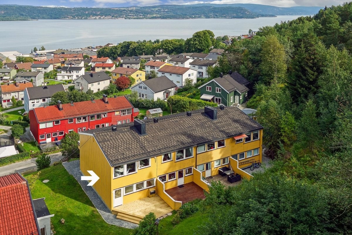 Andreas Nilsens vei 68 er et unikt og smakfullt oppgradert enderekkehus, over tre plan, på pent opparbeidet tomt med umiddelbar nærhet til gode turområder. Galleribilde