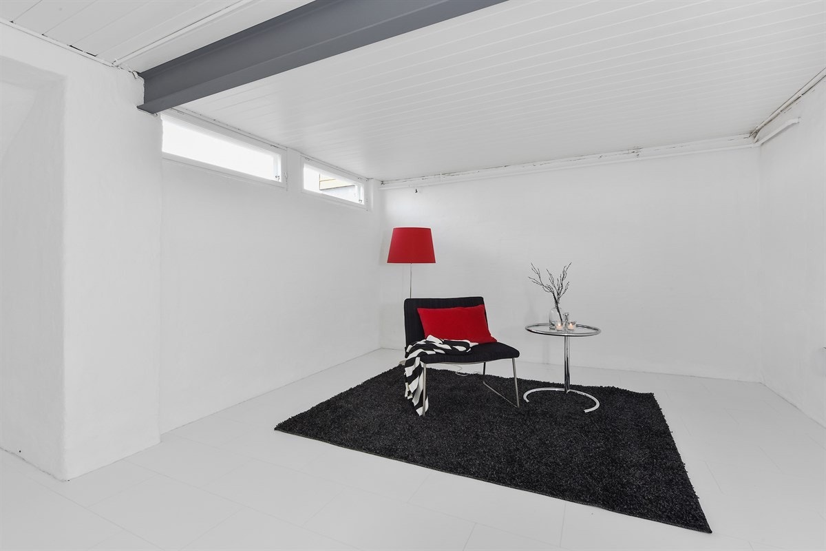 Rommet har god plass for sofa og tv-løsning, noe som kan gir ekstra spillerom og privatliv for blant annet barnefamilier. Galleribilde