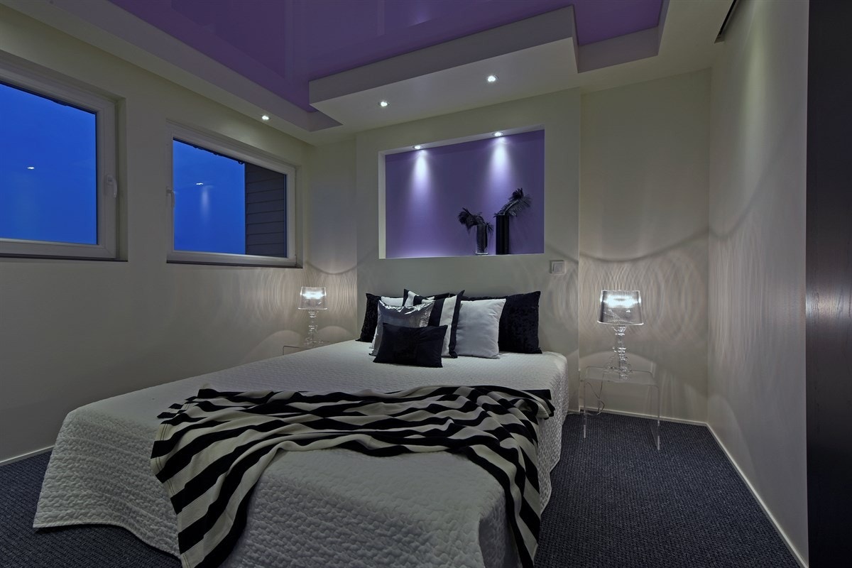 Rekkehuset har tre gode soverom, der alle har unike stretch ceiling (tak) med glass og speil effekt i henholdsvis grønt, ferskenfarget og fiolett glass med nedsenket downlights. Galleribilde