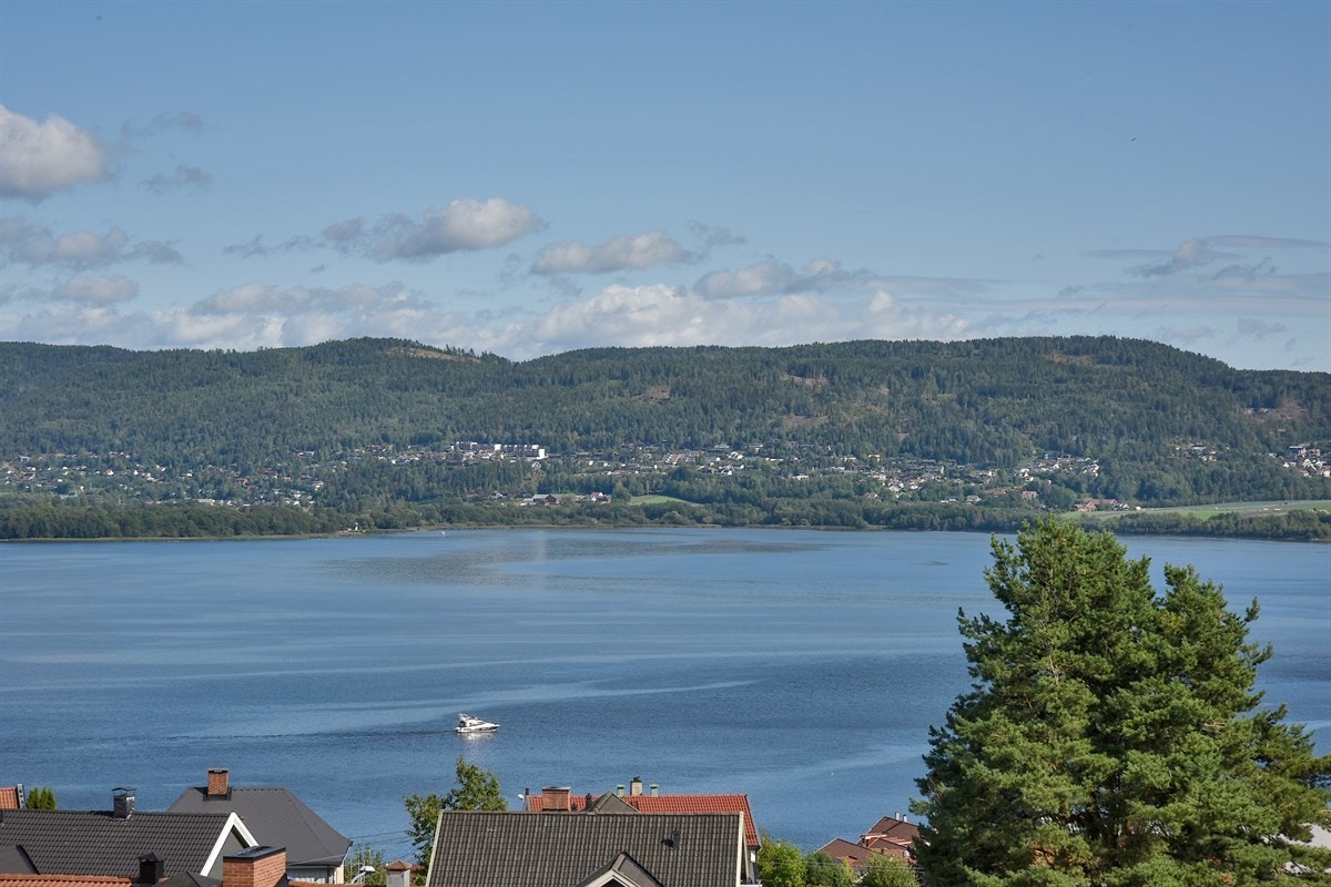 Rekkehuset ligger på en liten høyde med nydelig utsikt mot Drammensfjorden fra balkongen. Galleribilde