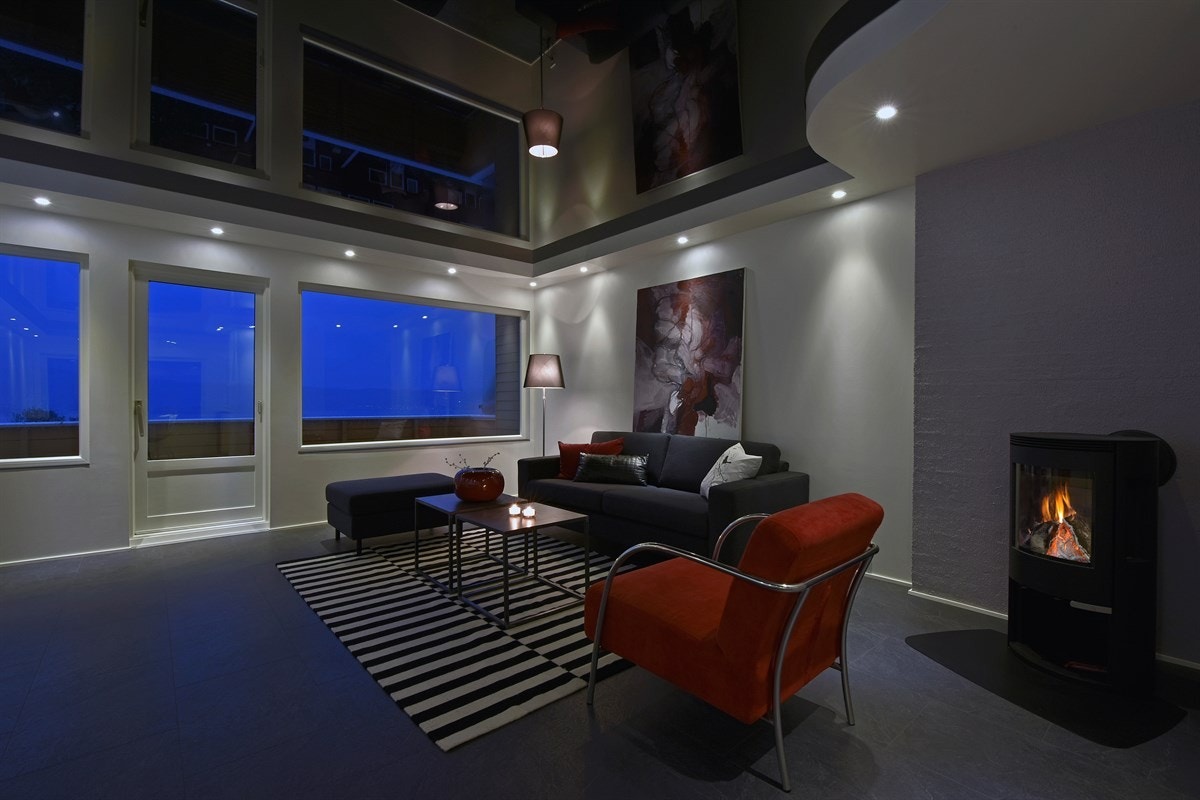 PRIVATmegleren ved John Granly Steen har gleden av å presentere et unikt, påkostet enderekkehus beliggende på Hedensrud. Boligen har nytt kjøkken og bad, balkong med fjordutsikt, terrasse med kveldssol og p-plasser på tomt. Galleribilde