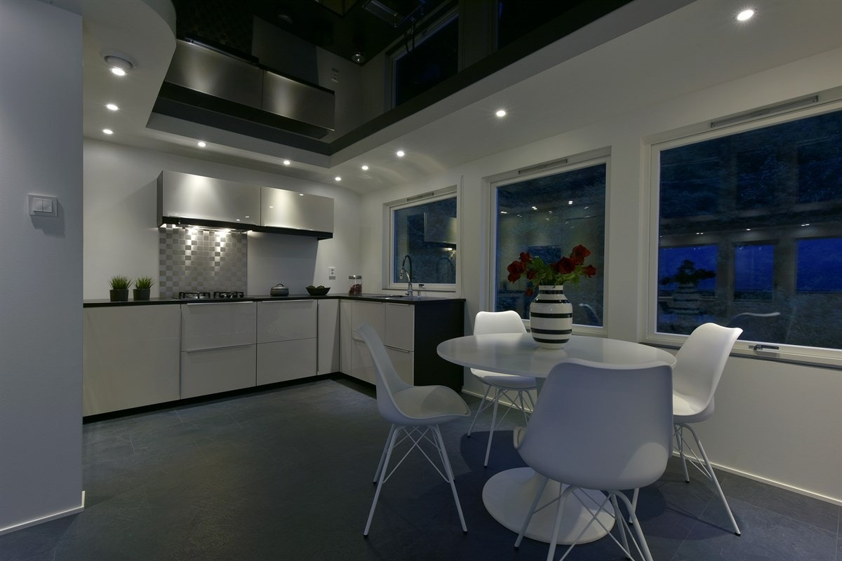 Kjøkkenet er helt nytt og holdt i en funksjonell stil som kler boligen godt. Galleribilde