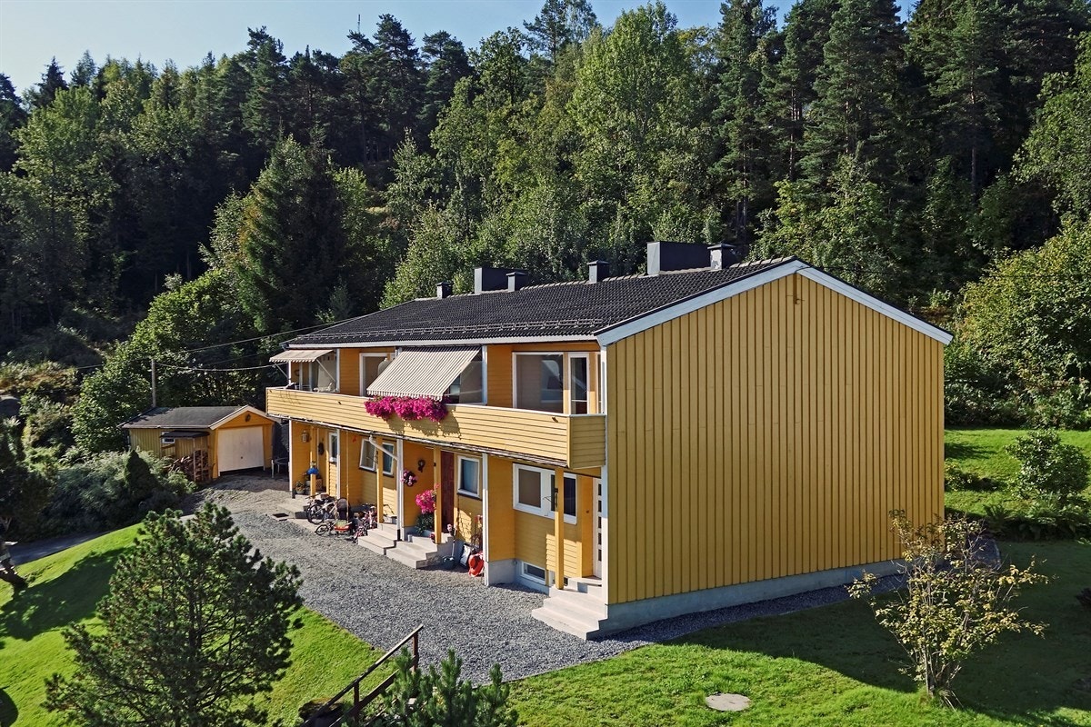 Parkering på egen tomt med plass for 2 biler på langs. Galleribilde