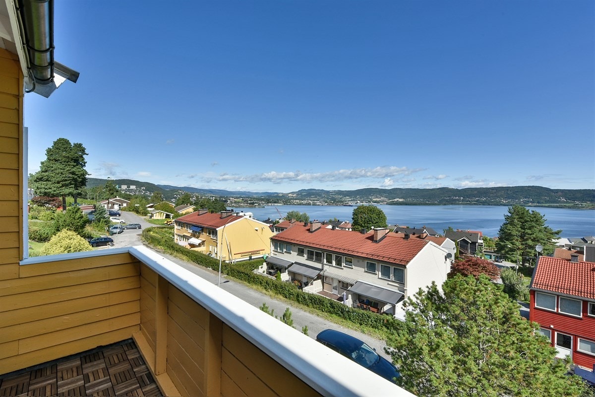 Fra balkongen kommer utsikten virkelig til sin rett, og solen kan nytes fra morgenen. Galleribilde