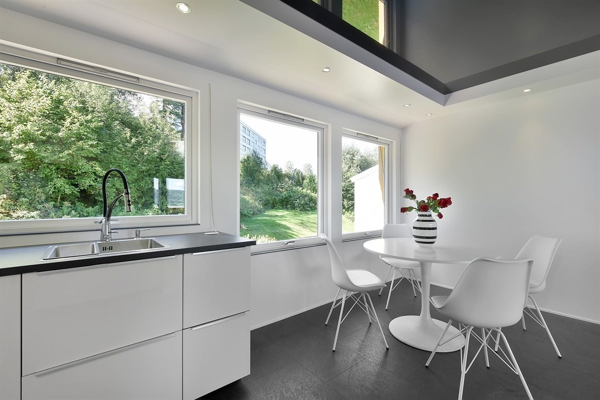 Det er god plass for spisebord ved kjøkkenvinduet, der utsynet mot skogen kan nytes. Galleribilde