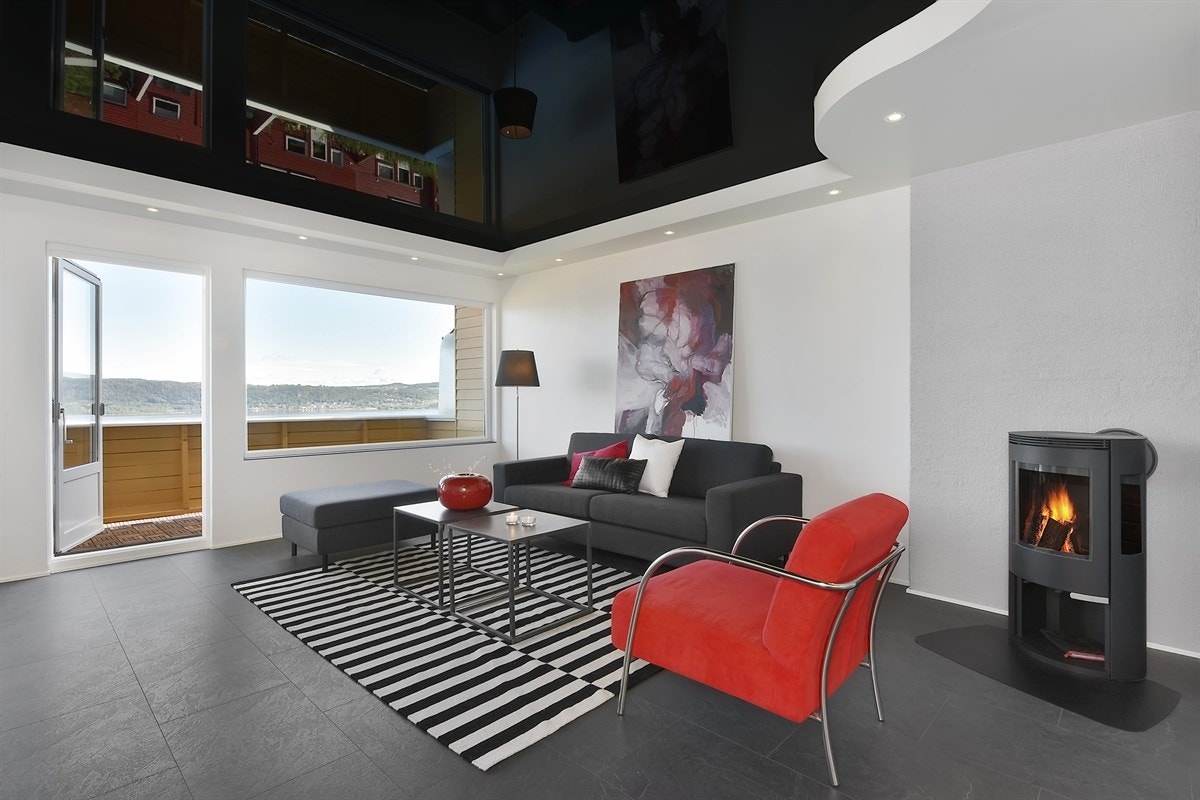 Stuen har gode vindusflater som gir gjennomgående lys og utgang til balkong med fantastisk utsikt. Galleribilde