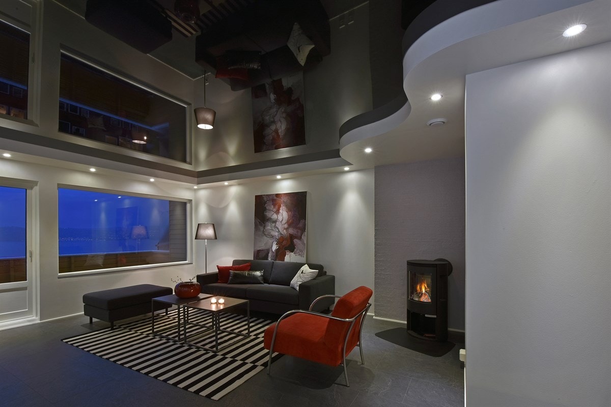 Innvendig fremstår boligen som eksepsjonell med spennende stretch ceiling (tak) med glass og speil effekt og led- downlights i de fleste rom, samt et utsøkt og til dels monokromt fargevalg som gir et godt helhetsinntrykk. Galleribilde
