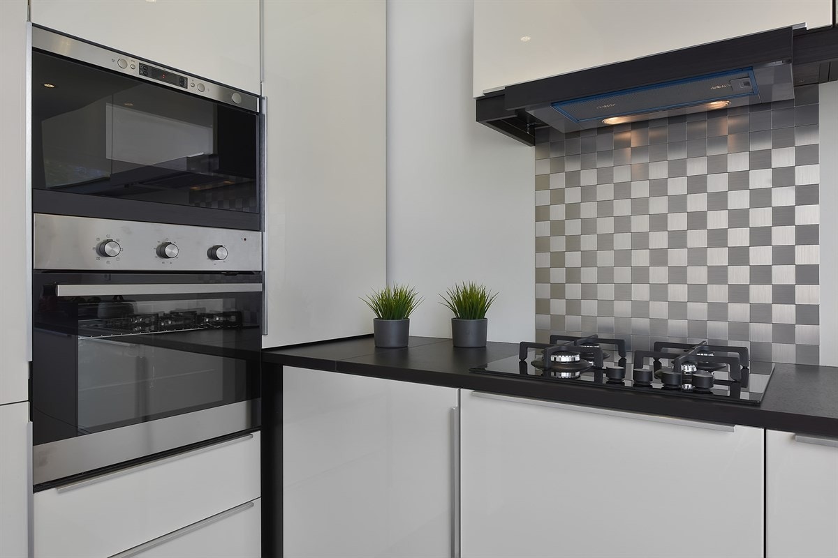 Videre er kjøkkenet utstyrt med stekeovn montert i arbeidshøyde, gassbluss, integrert mikrobølgeovn, kombinert kjøl/frys, oppvaskmaskin og ventilator. Galleribilde