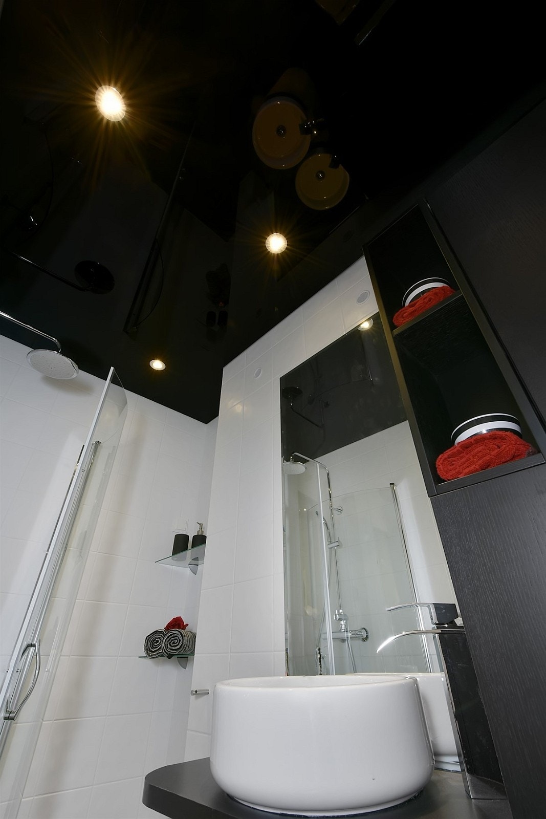 Badet innehar sort stretch ceiling (tak) med glass og speil effekt med downlights belysning som gir rommet en forstørrende speileffekt. Galleribilde