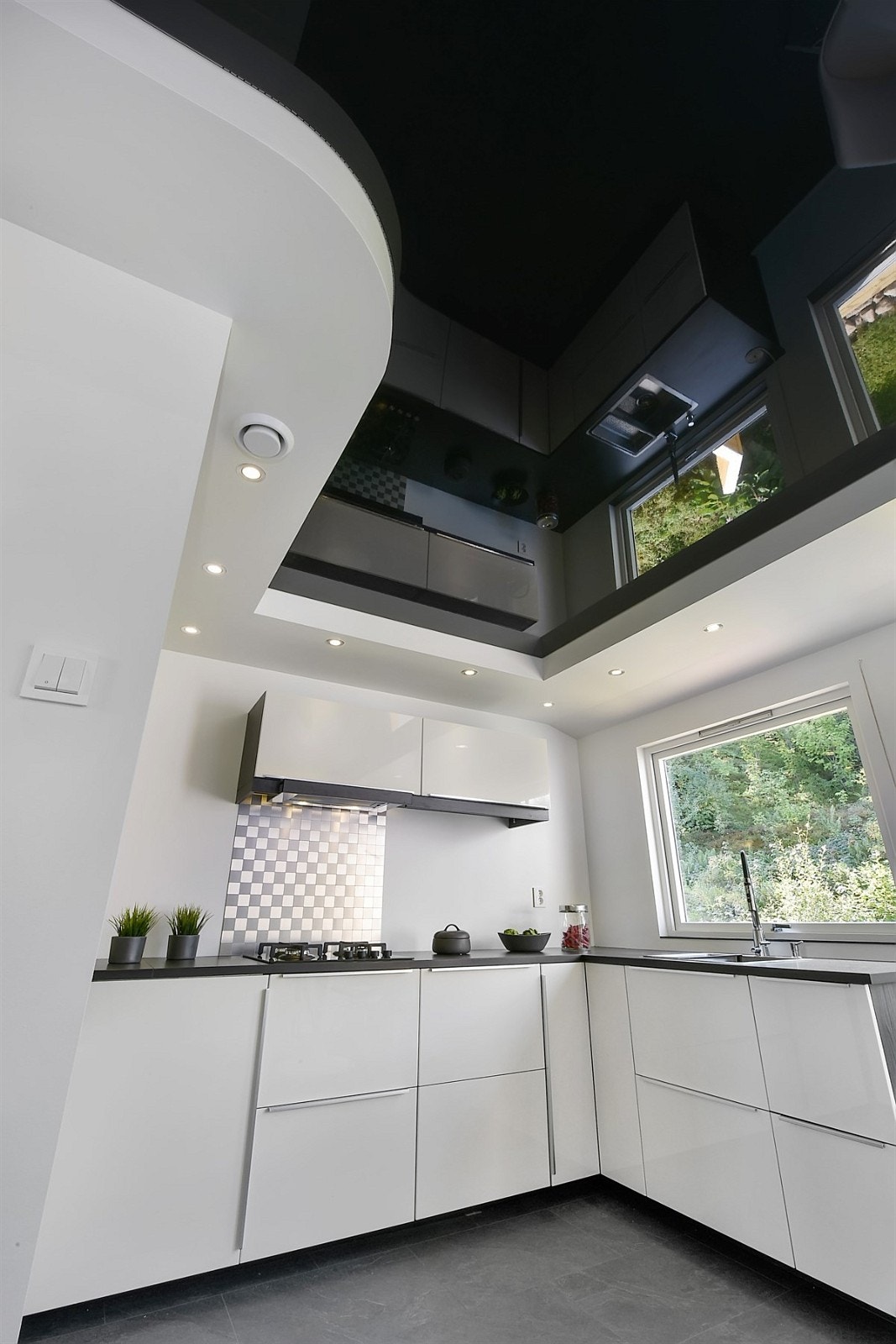 Innkasset downlights rundt stretch ceiling (tak) med glass og speil effekt som gir en lys arbeidssone. Galleribilde