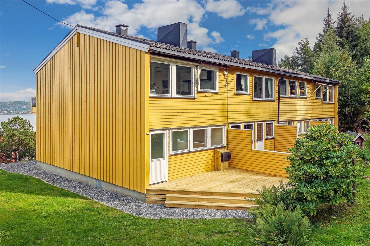 Baksiden av eiendommen vender mot skog og mark som byr på god rekreasjon. Her er det bygd en flott terrasse med levegg mot nabo og plass for flere sittegrupper. Her kan kveldssolen nytes i usjenerte omgivelser. Galleribilde