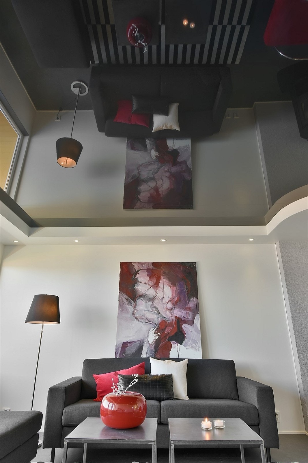 Himlinger som er brukt i huset er en ny og moderne måte å legge tak på (Stretch ceiling) Takene er levert av D&D Stretch Ceiling AS. Galleribilde