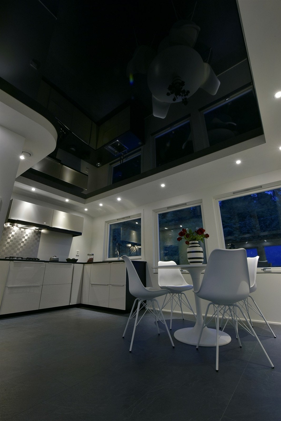 Innkasset downlights rundt stretch ceiling (tak) med glass og speil effekt som gir en lys arbeidssone. Galleribilde