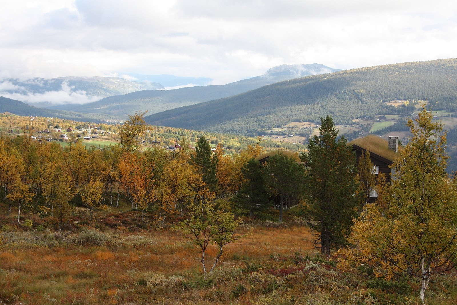 Vakre høstfarger. Utsikt fra Skardfjellgrenda ned på Skåbu. Foto: Anne Mari Lo Galleribilde