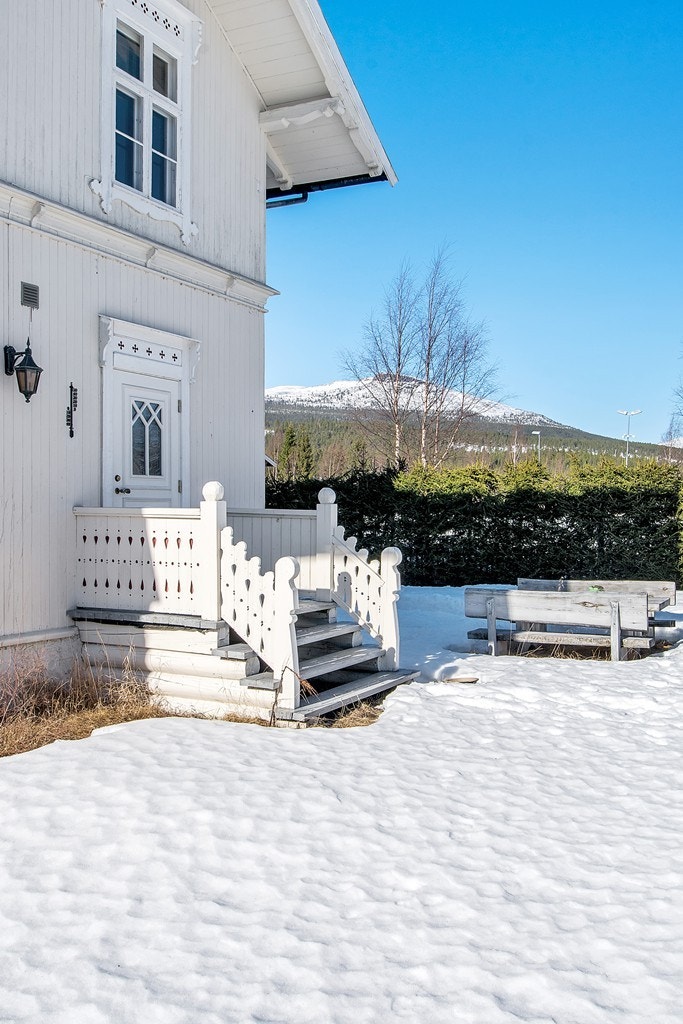 En av tre inngangspartier til hovedhuset Galleribilde