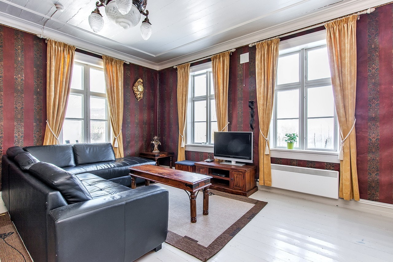 Romslig stue med peis hvor man kan slappe av Galleribilde