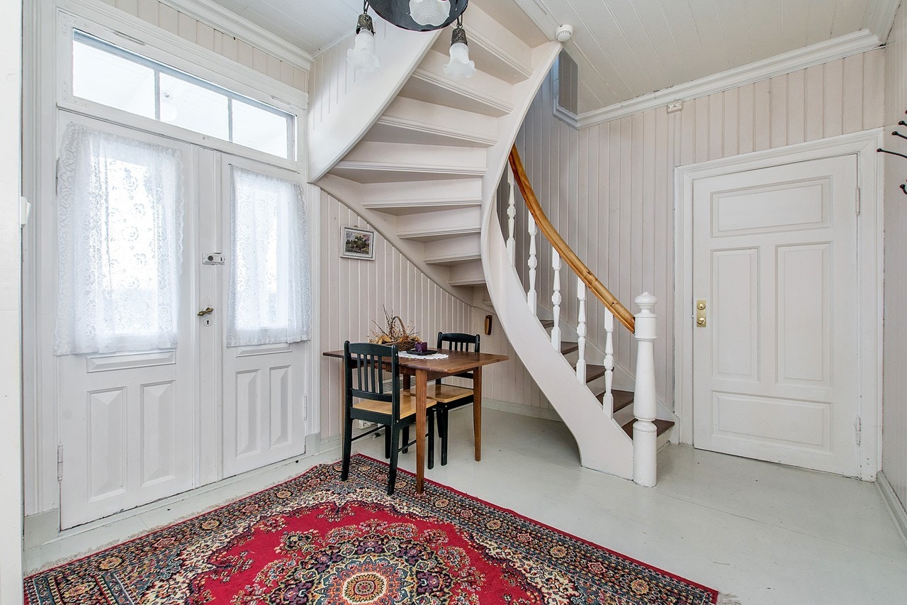 Romslig gang med trapp opp til 2.etg Galleribilde