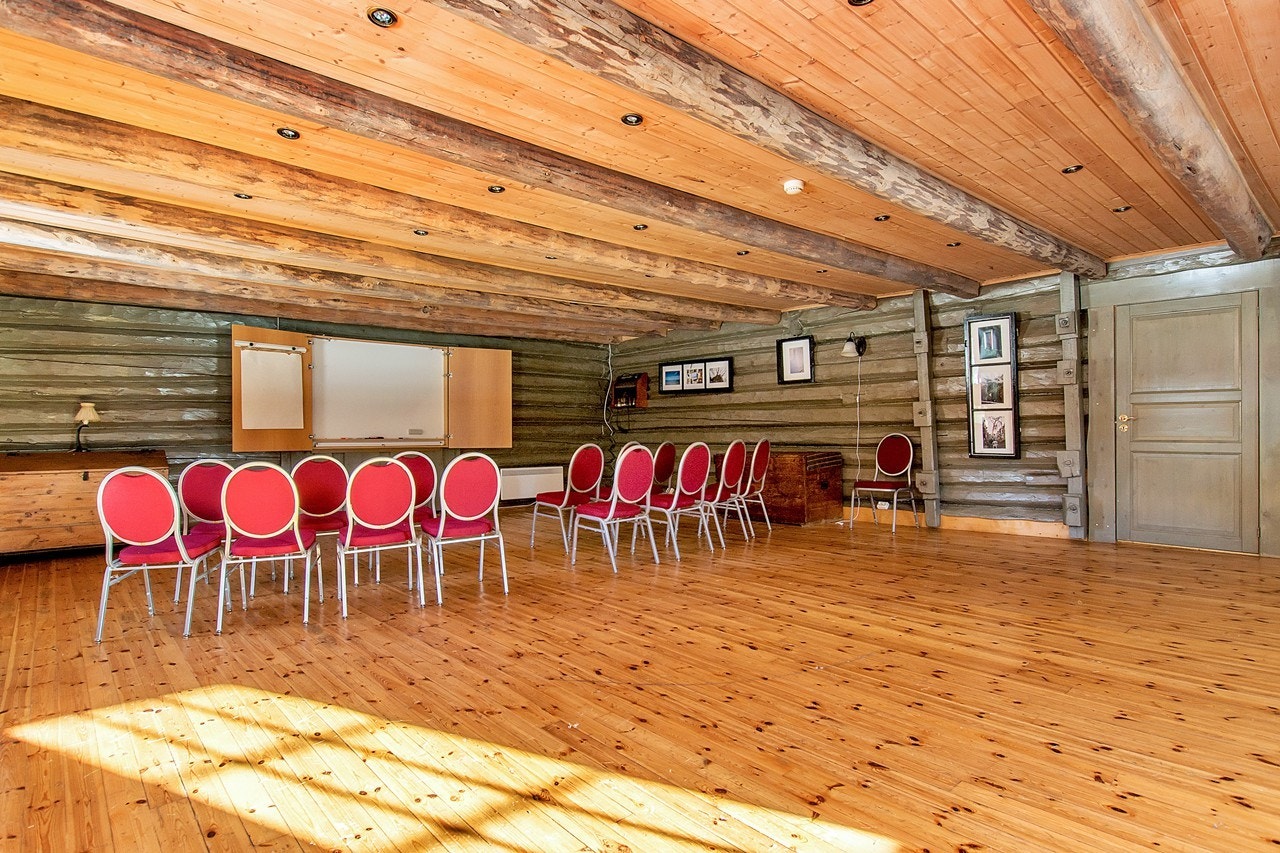 Stor og fint rom som ligger i samme lokale som baren Galleribilde