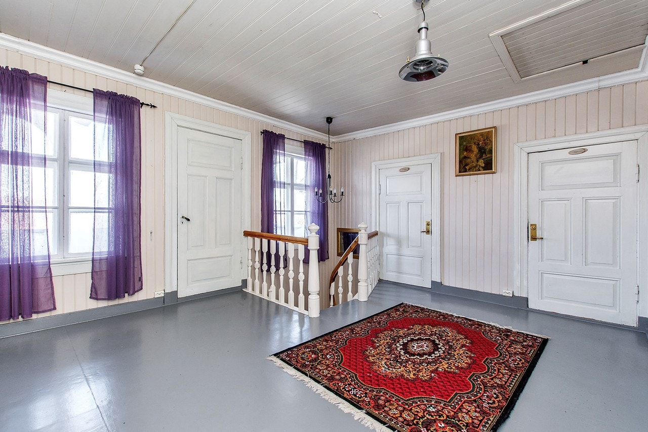 Gang i 2. etg i hovedbygning med utgang til balkong Galleribilde