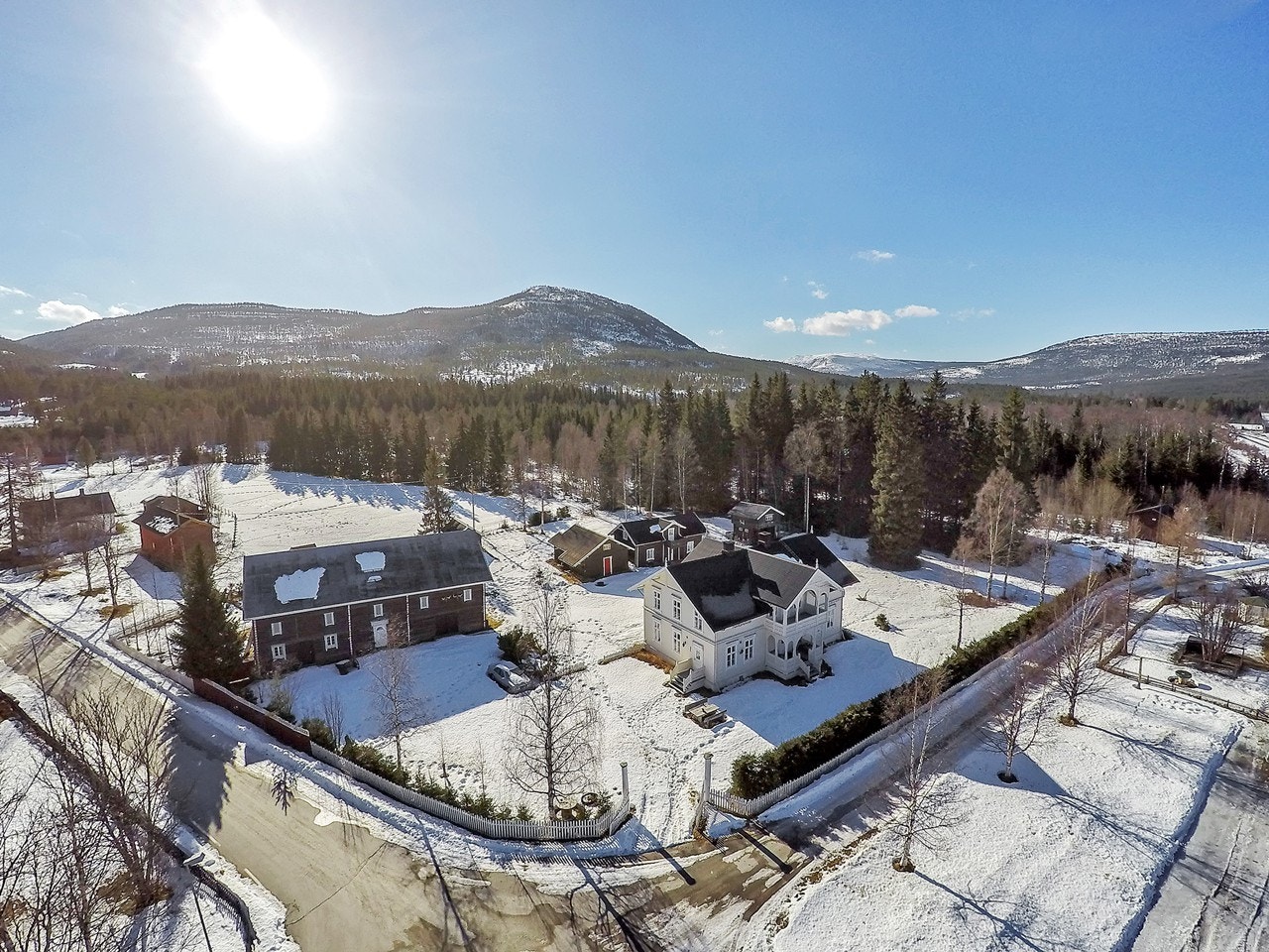 Tomten er eiet, og består av plen samt noe stor skog, og er ellers naturtomt Galleribilde