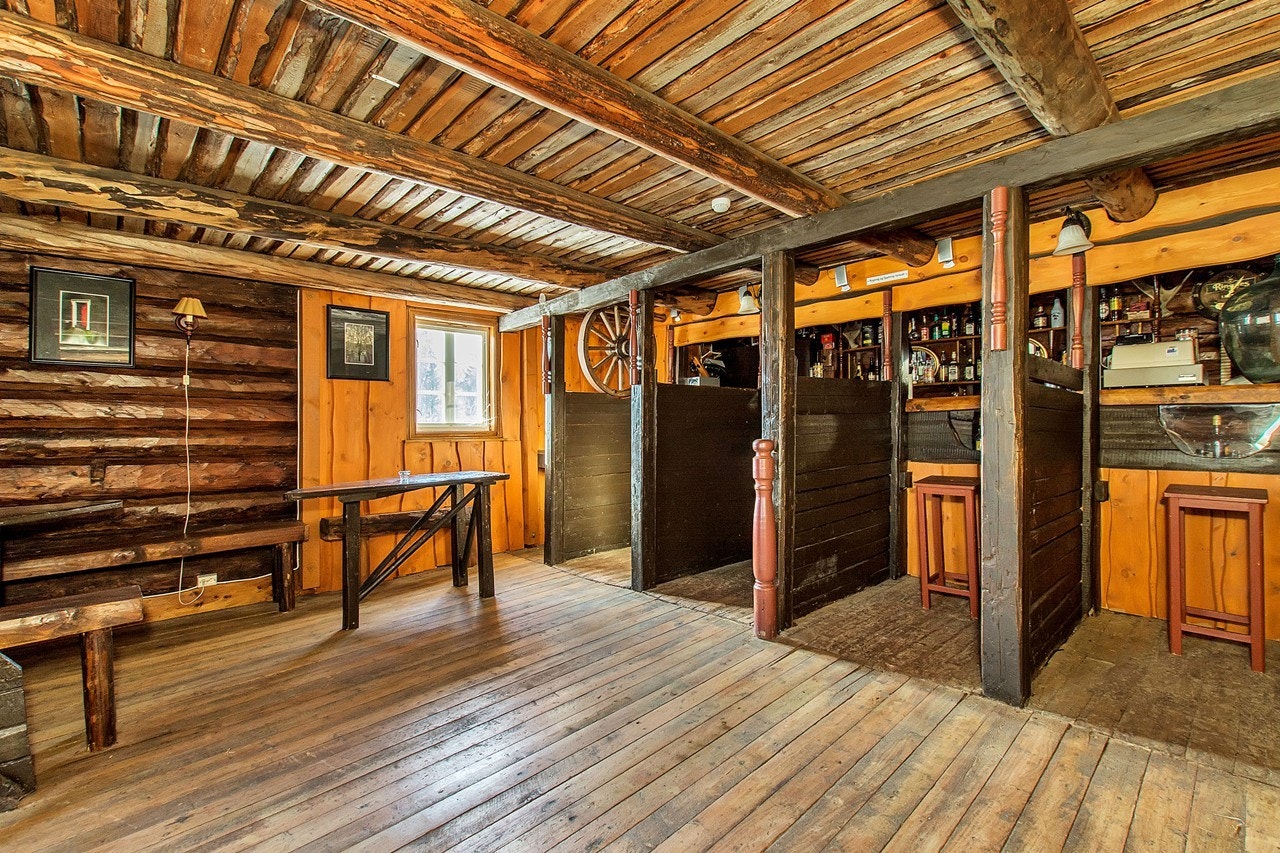 Stilig bar med bådser hvor man kan bestille seg en drikke Galleribilde