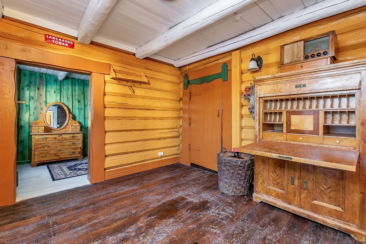 Låven er opprinnelig laftehus, omgjort til pub og selskapslokale, samt 2 rom til overnatting Galleribilde