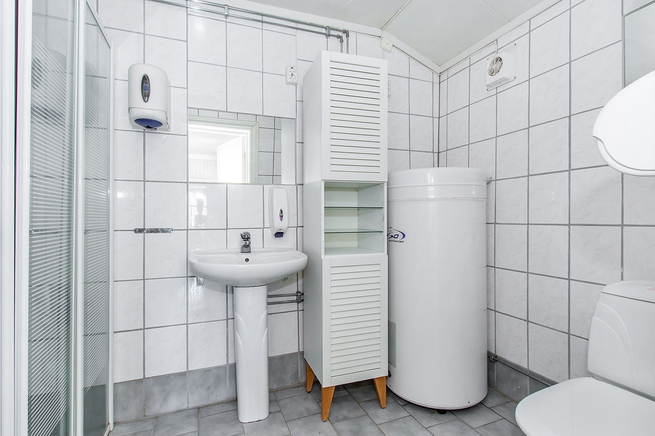 Bad i hovedhuset er flislagt på gulv og på vegger Galleribilde