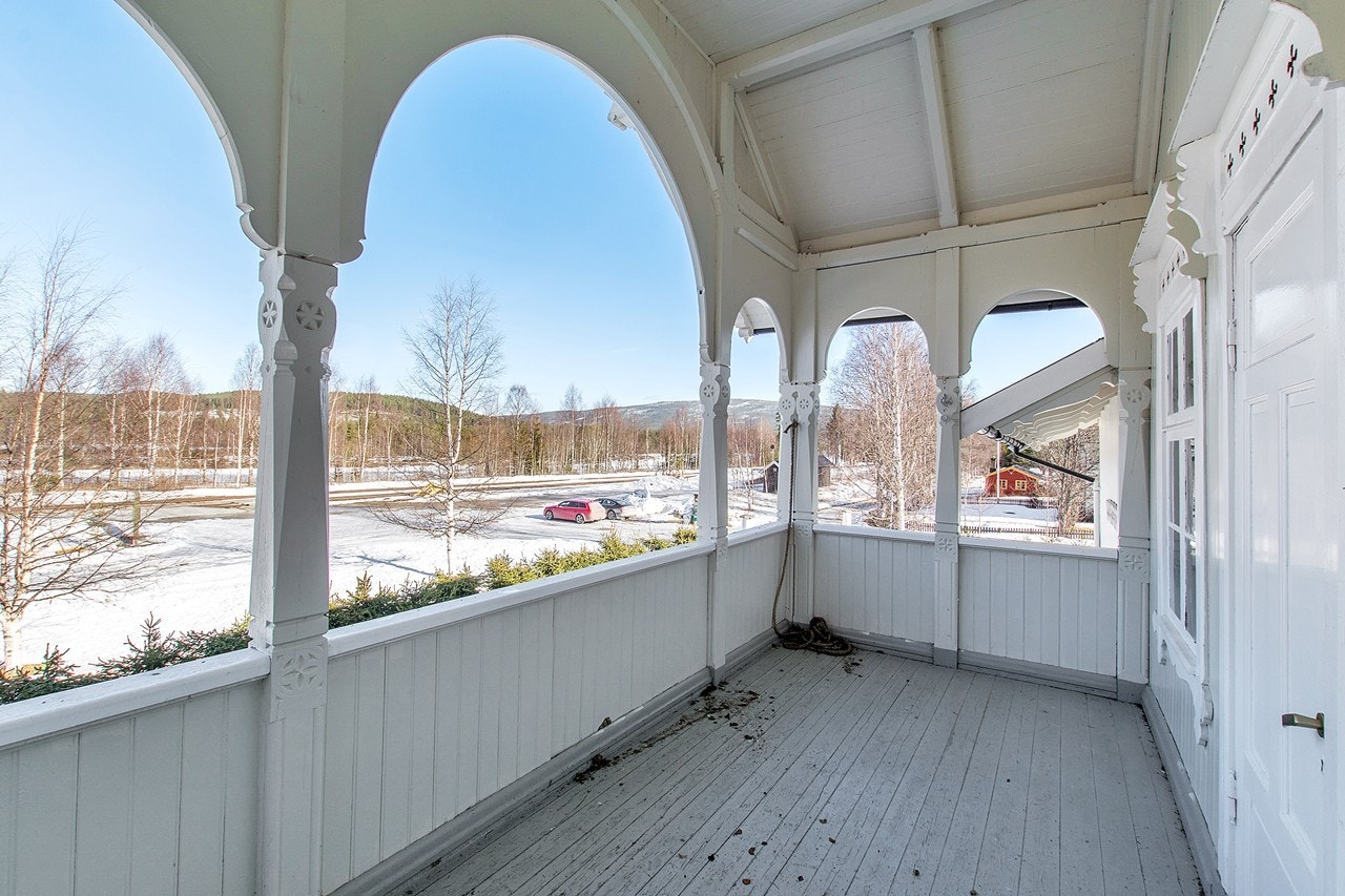 Balkongen på hovedbygningen er takoverbygd, og har flott utsikt Galleribilde