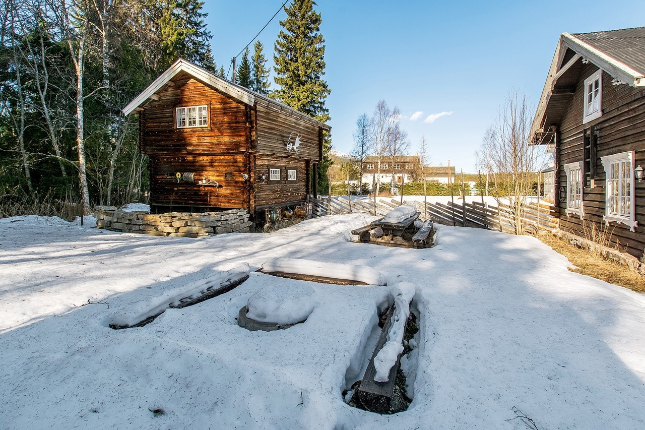 Bak stabburet er det satt opp en gapahuk, og oppmurt grillplass for mer sommerlige arrangementer Galleribilde