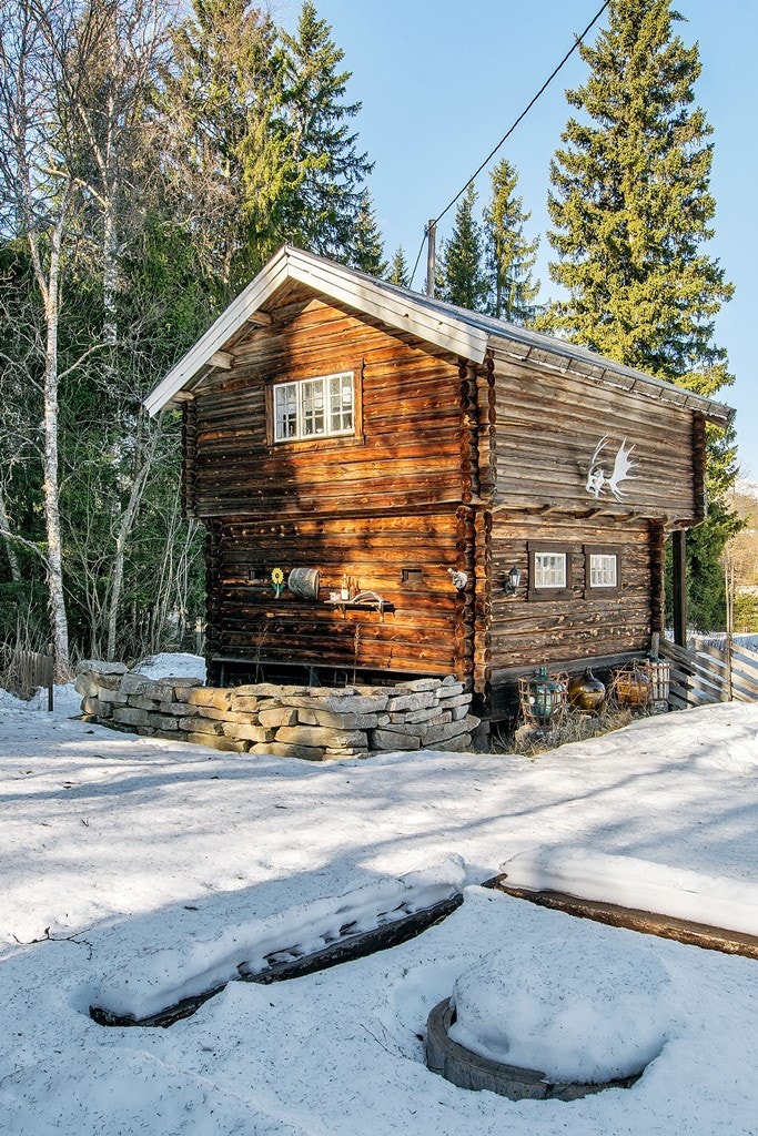 På eiendommen står det et koselig stabbur med oppholdsrom og lagerrom Galleribilde