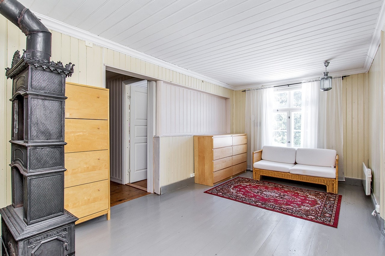 Loftstue i hovedbygget med vedovn Galleribilde