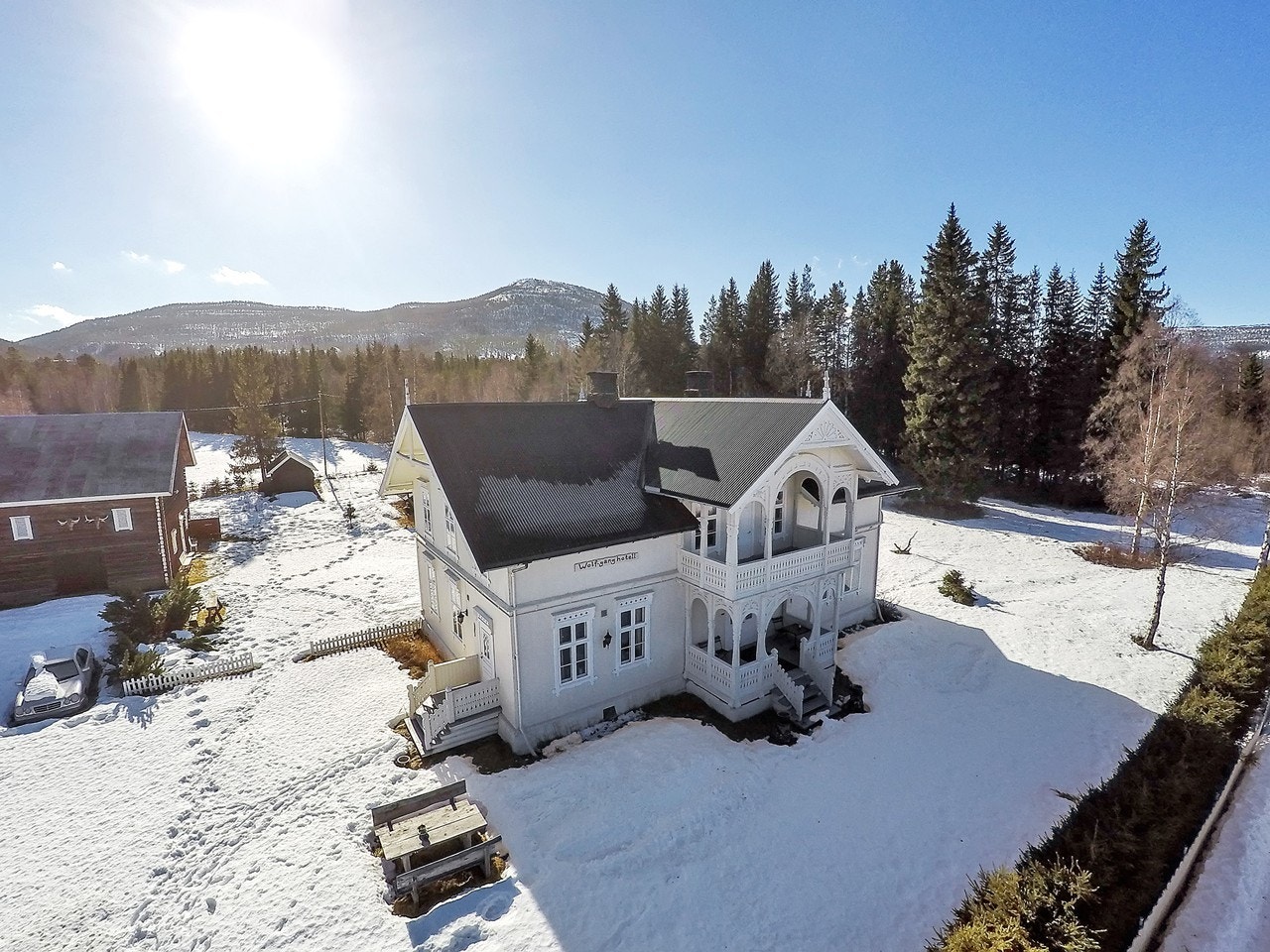 Hovedhuset har fine utvendige detaljer Galleribilde