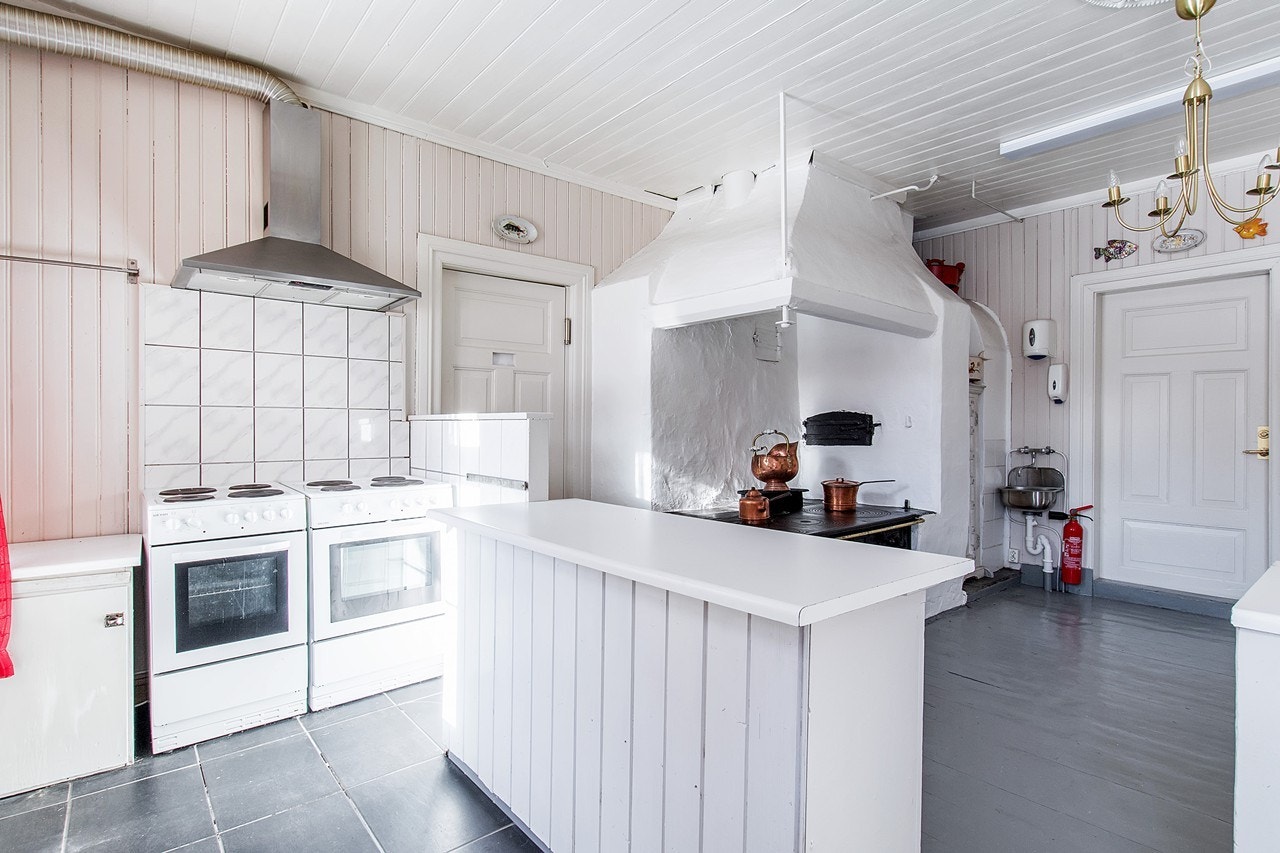 Romslig kjøkken hvor man kan lage mat til store selskaper Galleribilde