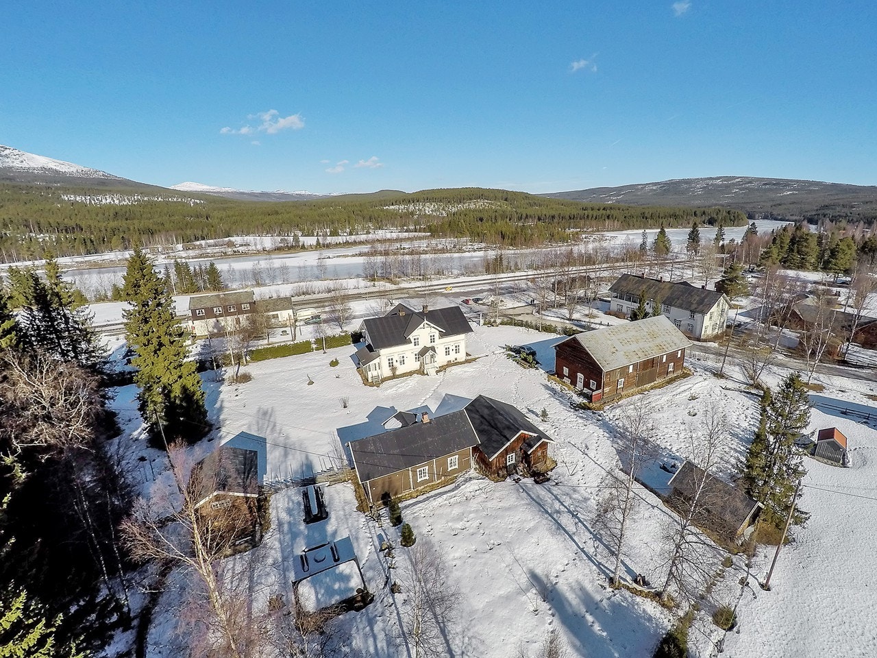 Eiendommen ligger nær jernbanen, og noe støy derfra vil kunne høres, selv om dette sjelden sjenerer Galleribilde