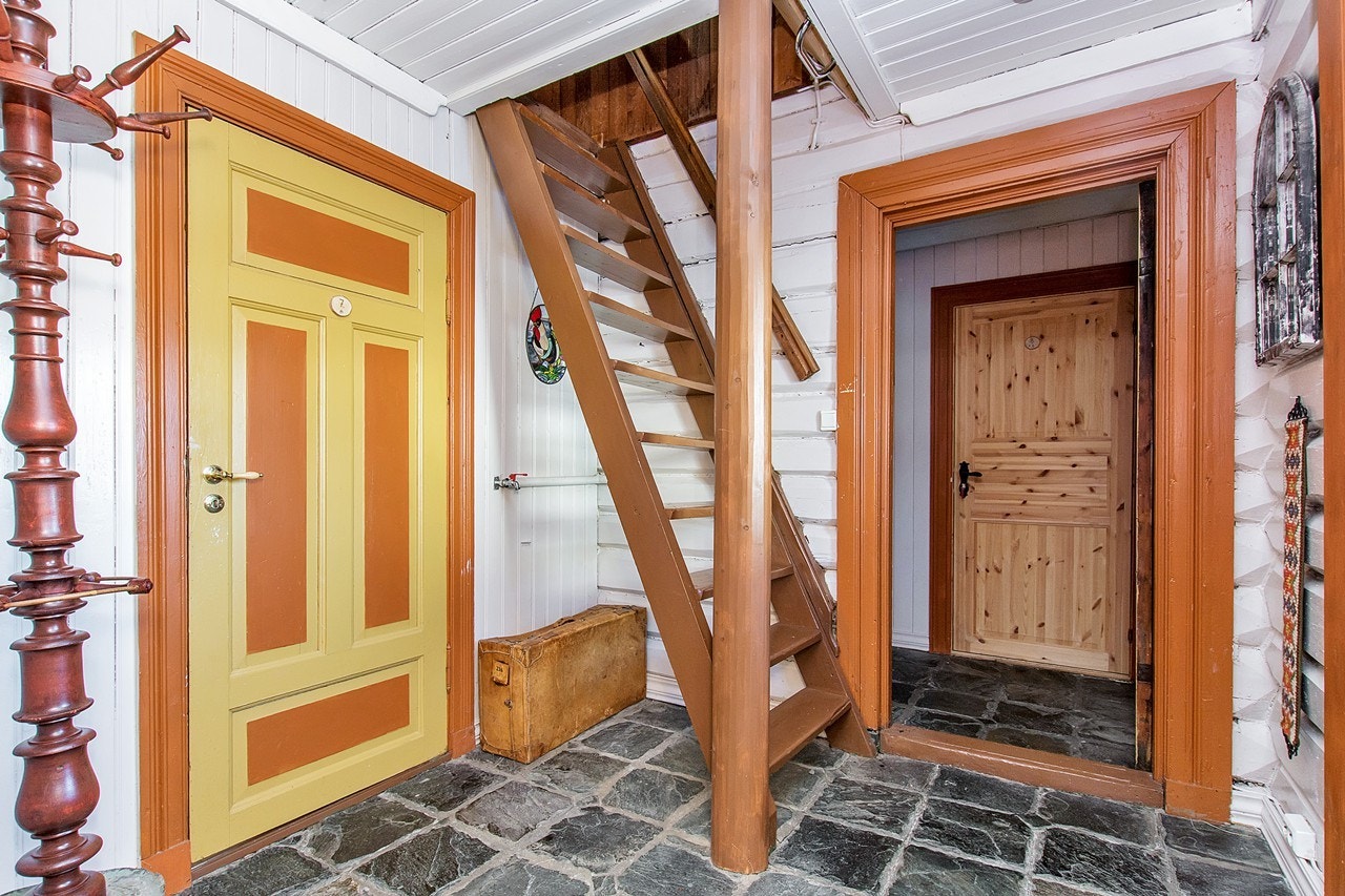 Drengestua har 4 separate soverom, enkelt kjøkken, og bad i tillegg til stua Galleribilde