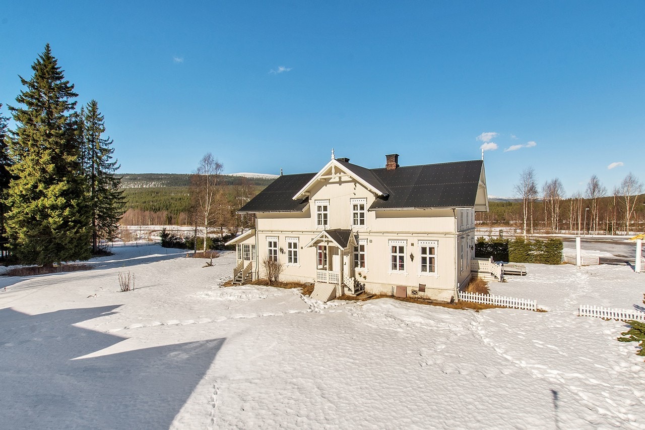 Herskapelig bygg fra 1878 som ble totalrehabilitert i 1997 Galleribilde