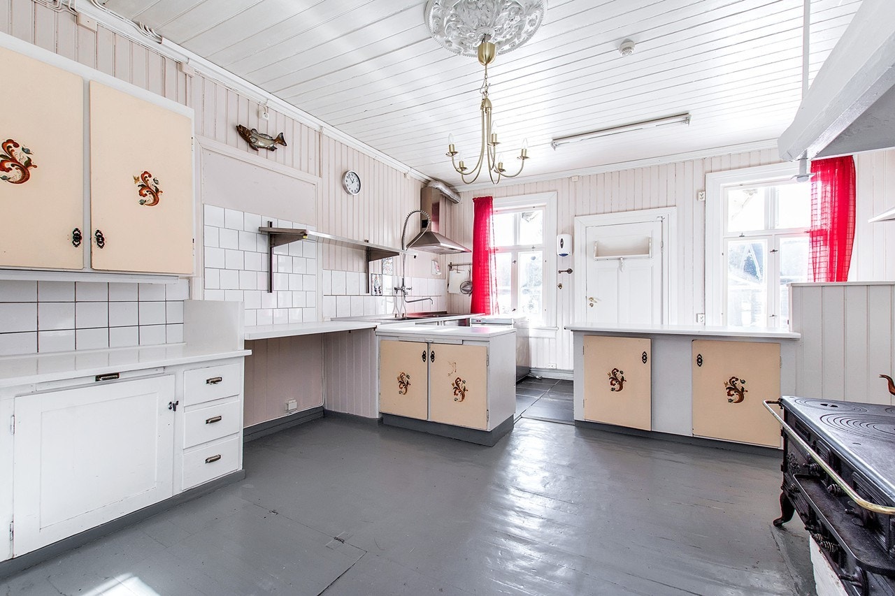 Romslig kjøkken med egen utgang Galleribilde