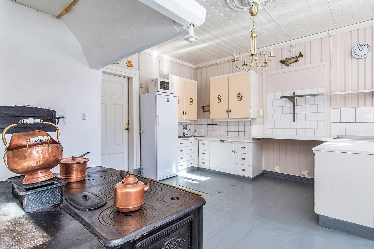 Kjøkkenet har plassbygde innredninger Galleribilde