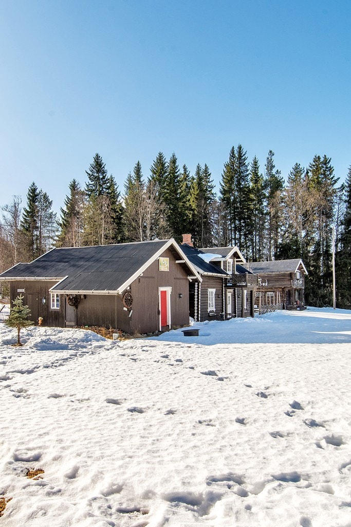 Uthus, drengestue og stabbur ligger fint til på eiendommen Galleribilde