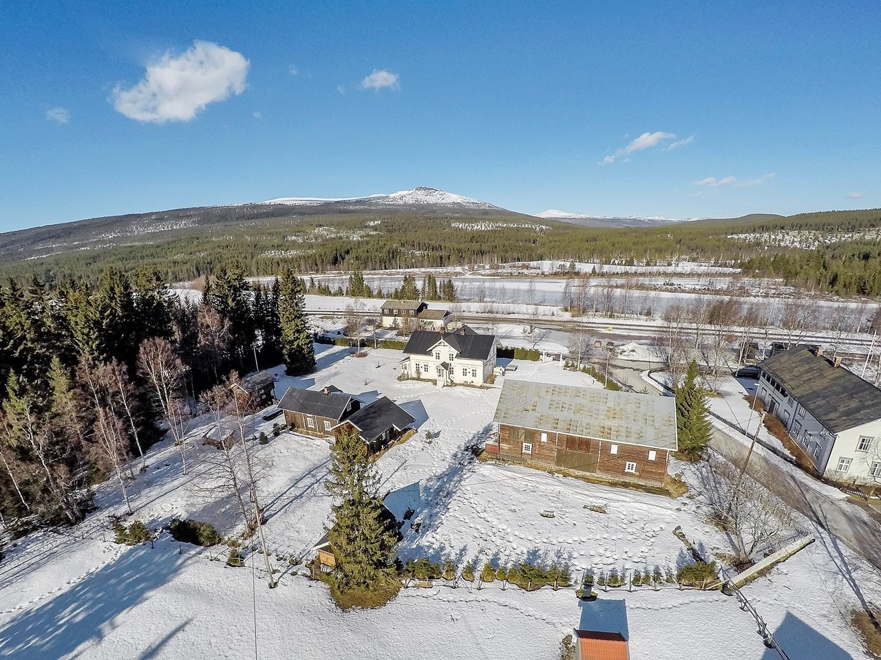 Hanestadgrenda er omgitt av store skogområder som inviterer til aktiviteter som jakt, fiske og generellt friluftsliv Galleribilde