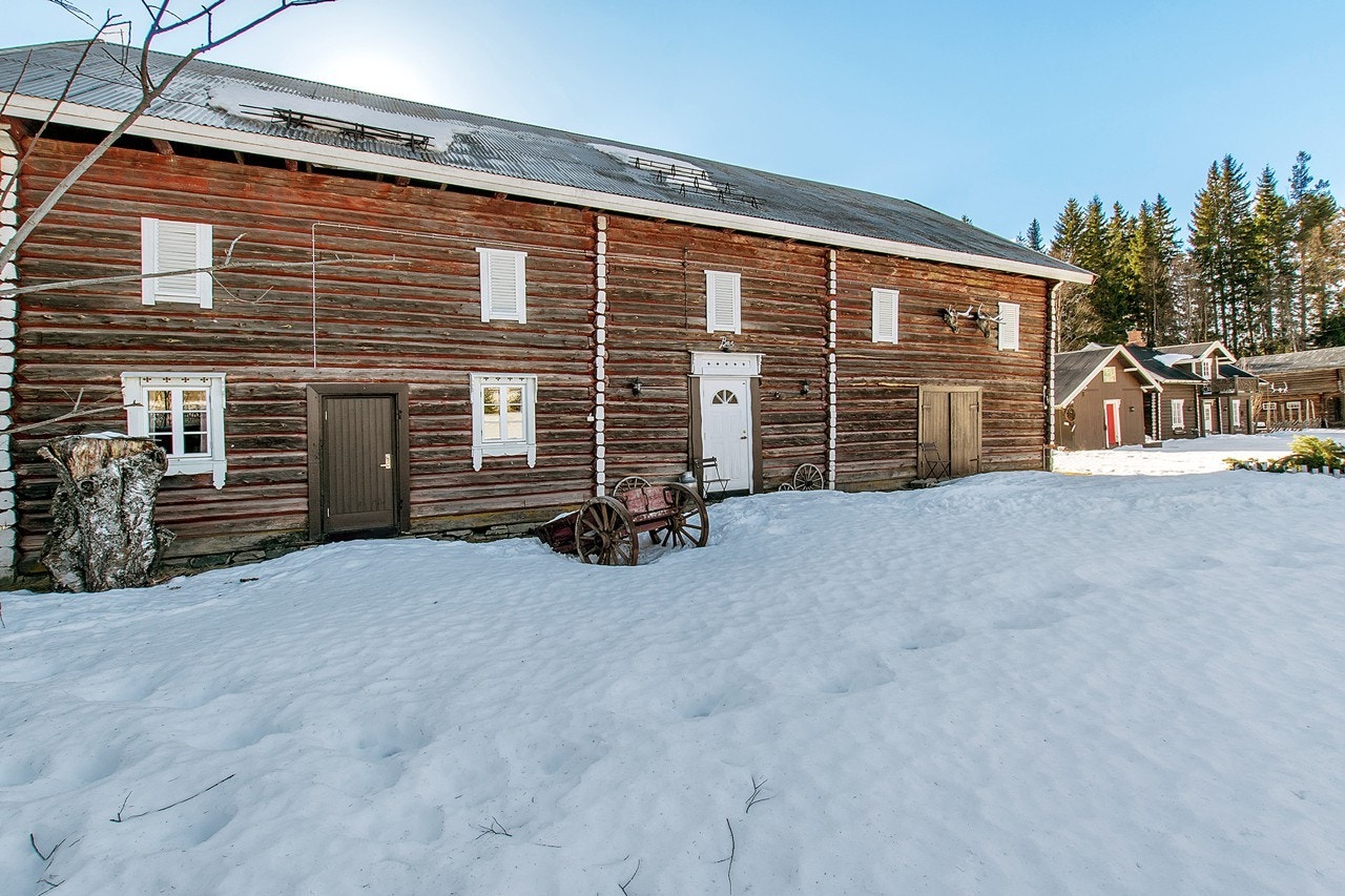 Låve hvor man finner soveplasser, bar og et stort møte/selskapsrom Galleribilde