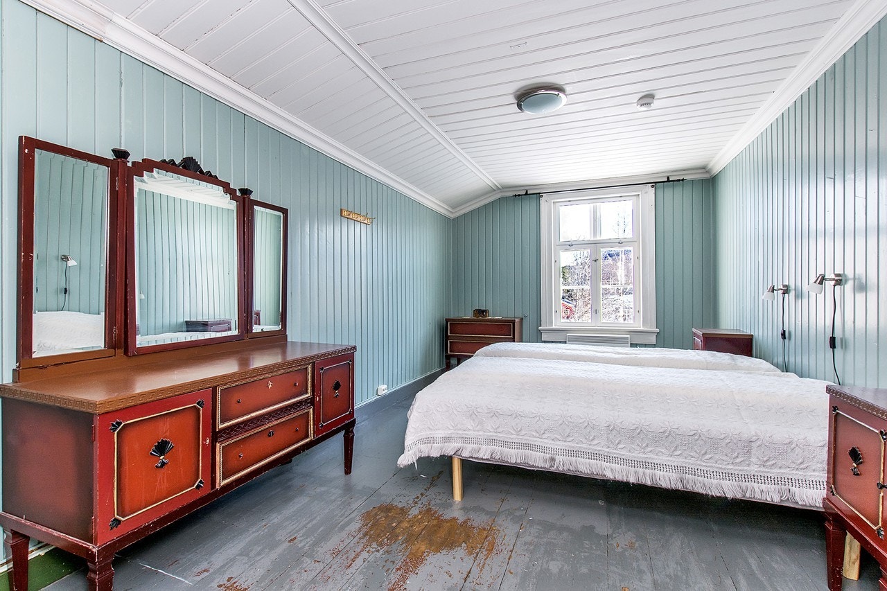 Romslig soverom i hovedbygget som trenger noe oppussing på gulv Galleribilde