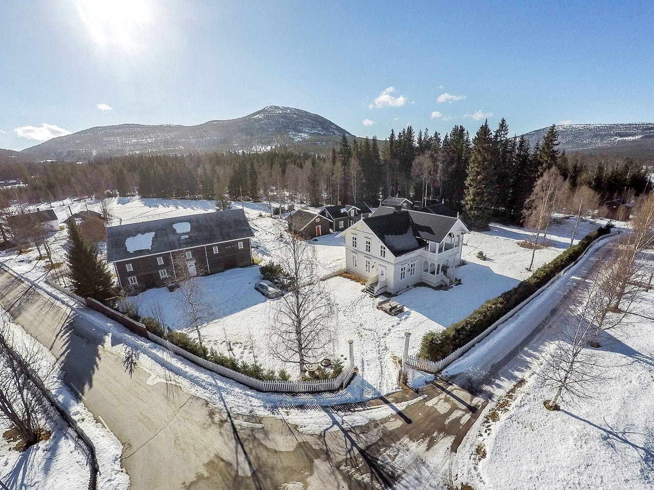 Helikopterfoto - Eiendommen har en fin beliggenhet i nærheten av togstasjonen Galleribilde
