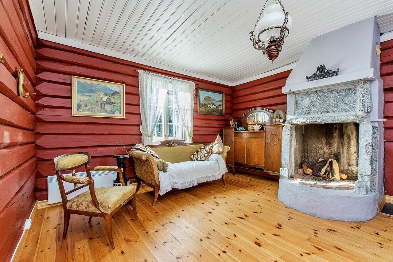 Drengestua er i første rekke ment til overnatting, men har ei peisestue for hyggelig samvær Galleribilde