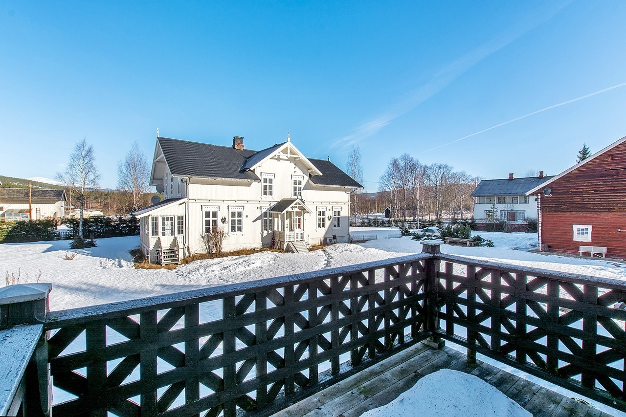 Terasse på drengestue med utsikt over tunet Galleribilde