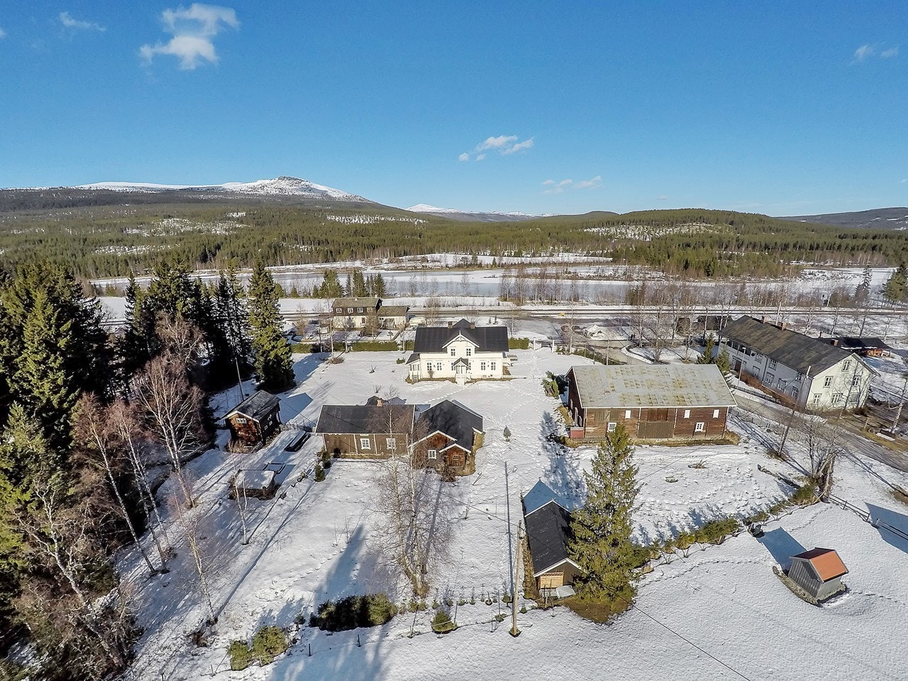 Eiendommen har veldig god kommunikasjon til sentrale steder, både nordover og sørover Galleribilde