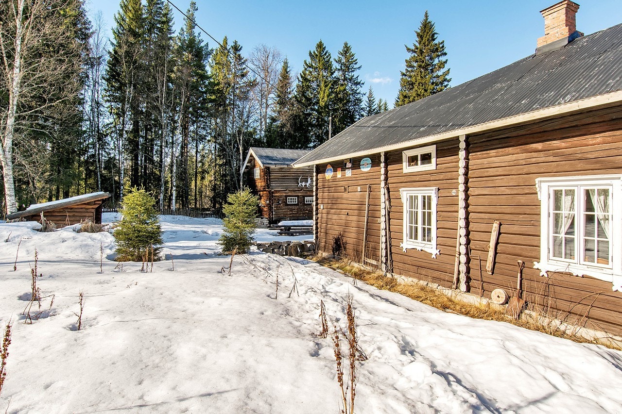 Drengestue er opprinnelig laftehus, som er fullrenovert med nye vinduer og tak, og fremstår i god stand Galleribilde